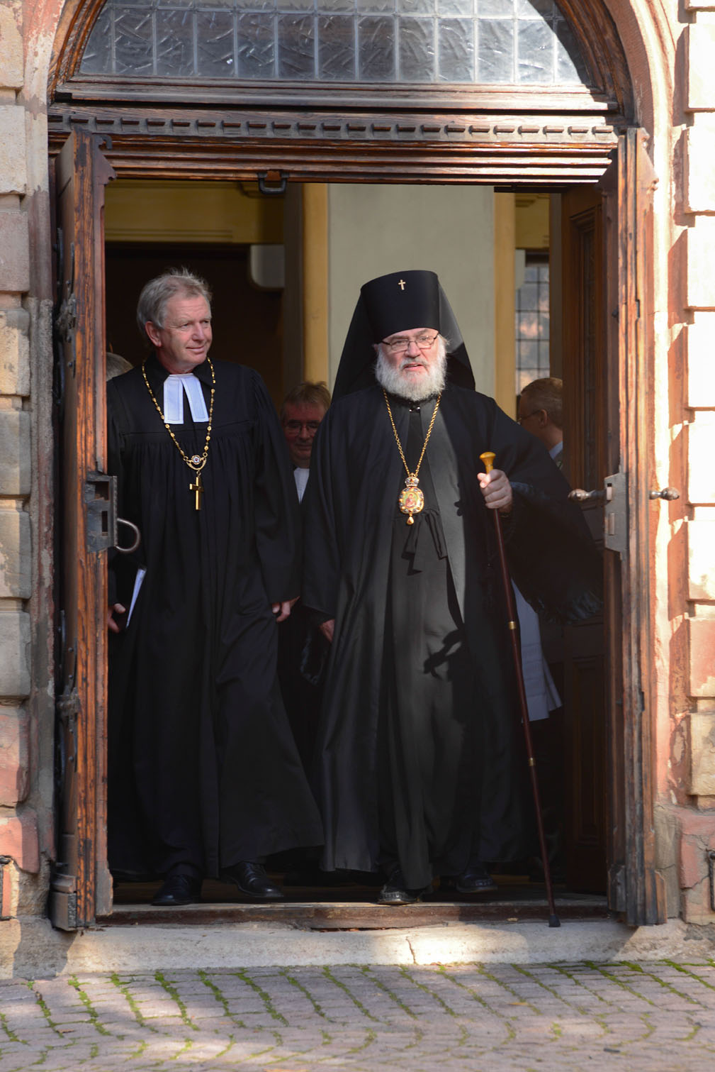 Auszug St. Georgenkirche R&ouml;tha: Landesbischof Jochen Bohl, Erzbischof Longin von Klin, 